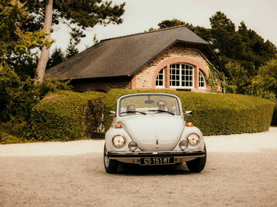 Mariage coloré en propriété privée sur la Côte d’Émeraude en Bretagne organisé par Victor Événements